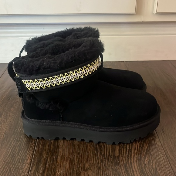 NWT Ugg Ultra Mini Boots - Picture 3 of 7
